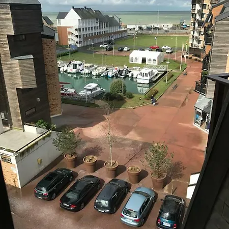 Un Petit Nid En Face De La Mer A *