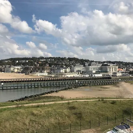 Un Petit Nid En Face De La Mer A * Deauville